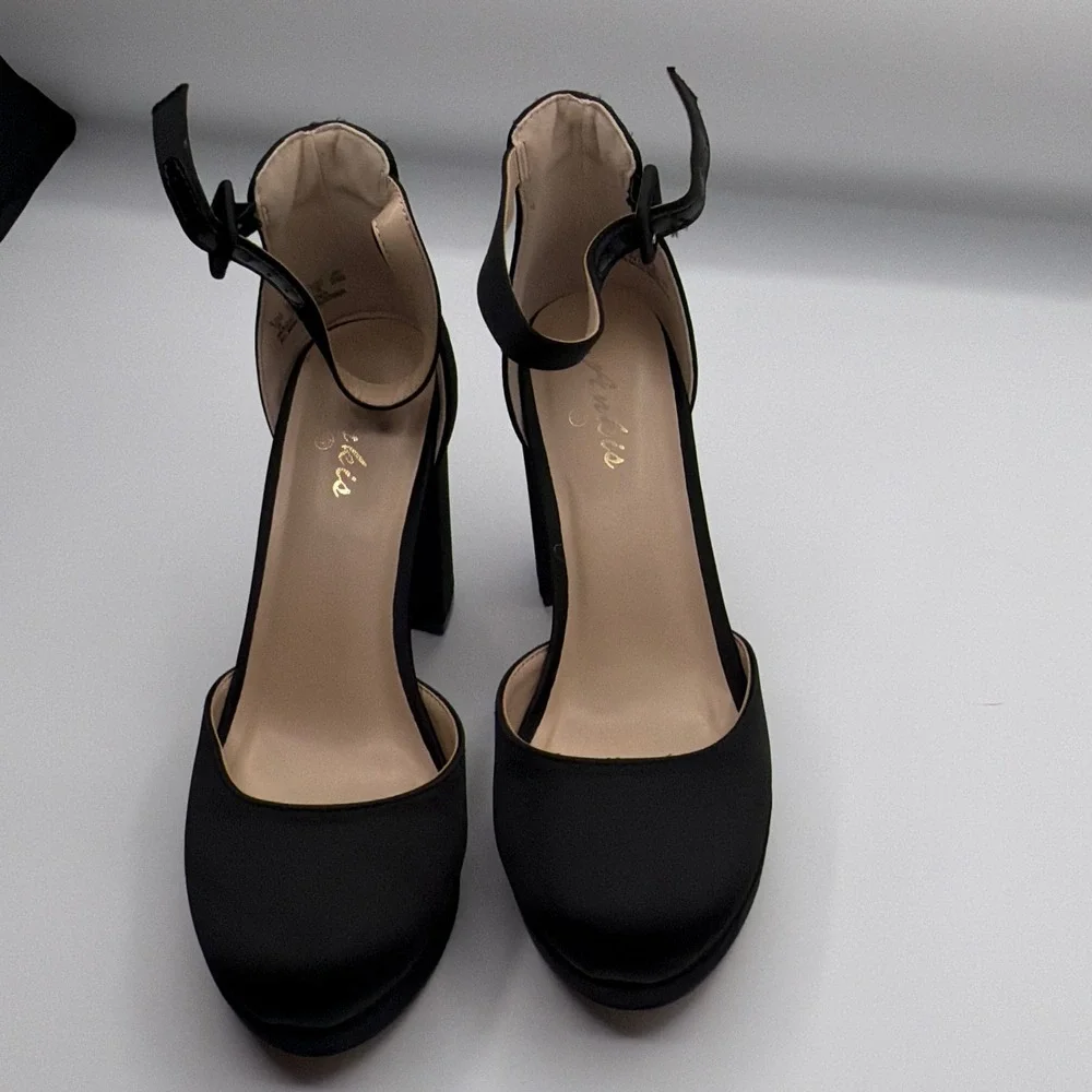 Aukis black satin